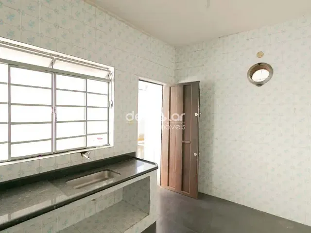 Casa com 120m² 3 quartos e 1 banheiro, para alugar, no bairro Candelária em Belo Horizonte