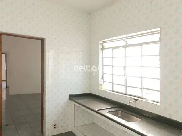 Casa com 120m² 3 quartos e 1 banheiro, para alugar, no bairro Candelária em Belo Horizonte