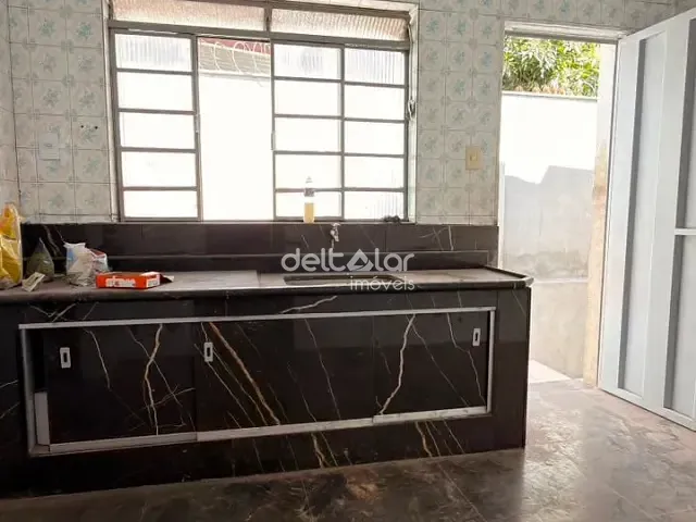 Casa com 120m² 3 quartos e 1 banheiro, para alugar, no bairro Candelária em Belo Horizonte