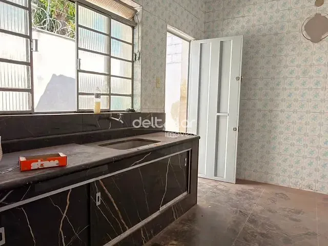 Casa com 120m² 3 quartos e 1 banheiro, para alugar, no bairro Candelária em Belo Horizonte