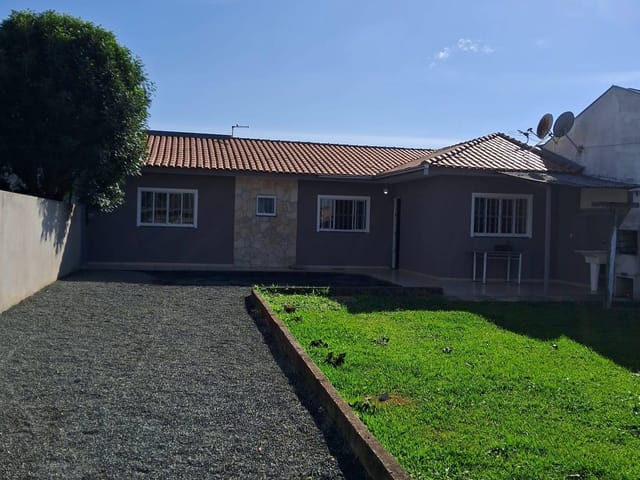 Casa para locação e venda, amplo terreno em Uvaranas.