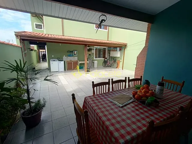 Casa com 200m² 4 quartos e 3 banheiros, à venda, no bairro Jardim Cristina em Pindamonhangaba