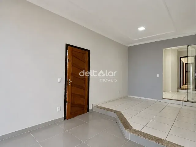 Casa com 180m² 3 quartos e 2 banheiros, para alugar, no bairro Santa Mônica em Belo Horizonte