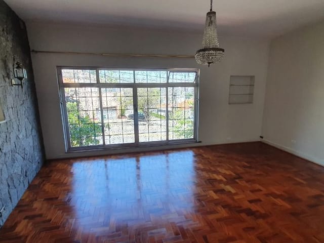 Casa com 330m² 3 quartos e 2 banheiros, para alugar, no bairro Jardim das Bandeiras em São Paulo