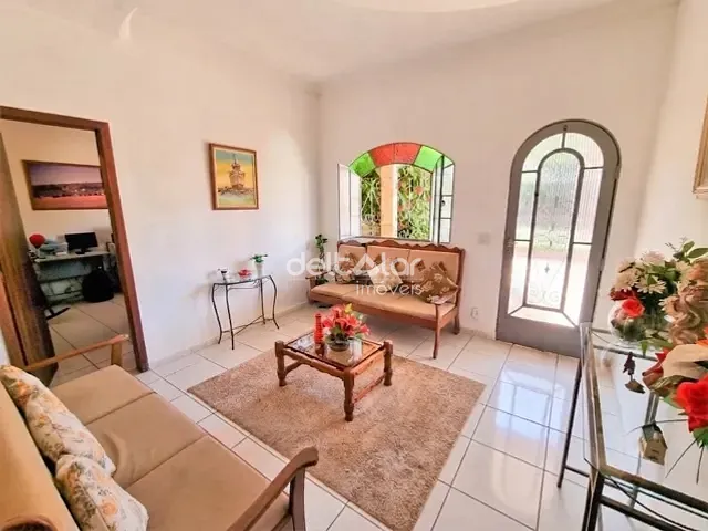 Casa com 365m² 4 quartos e 4 banheiros, à venda, no bairro Santa Mônica em Belo Horizonte