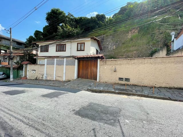 Casa 3 quartos e 1 banheiro, à venda, no bairro Corrêas em Petrópolis