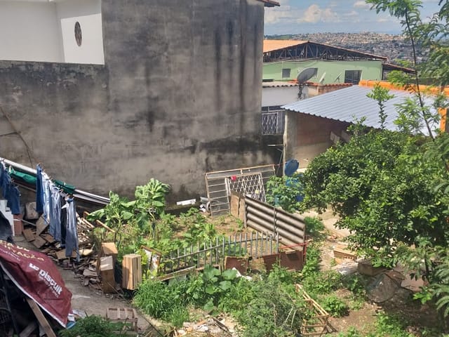 Casa com 360m² 4 quartos e 1 banheiro, à venda, no bairro Califórnia em Belo Horizonte