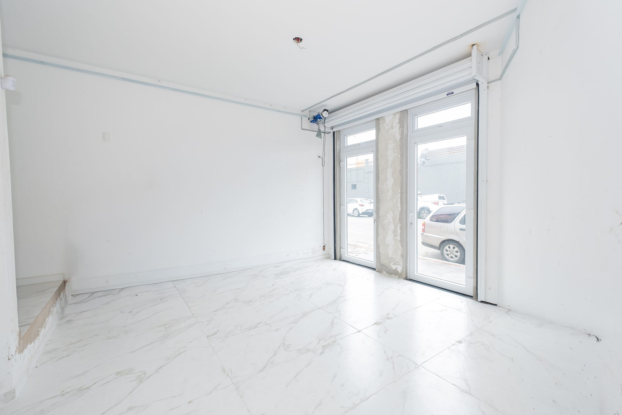 Casa à venda no Centro de Pelotas - com 410 m², 4 quartos (sendo 1 suíte com sacada), lareira, churrasqueira e portão eletrônico.