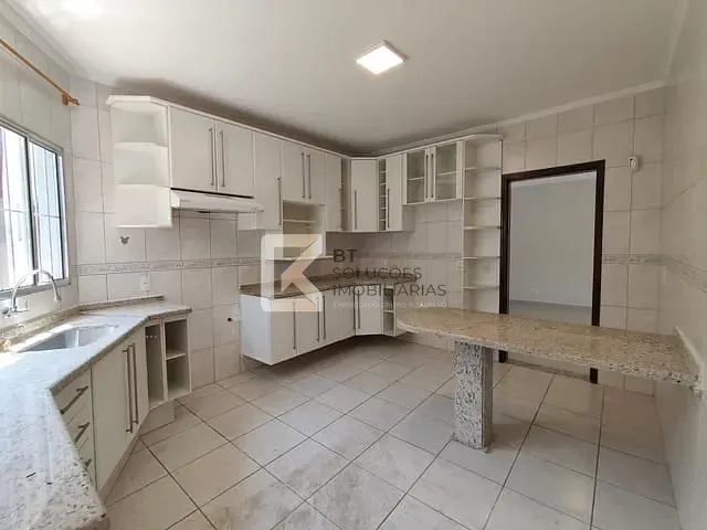 Casa com 250m² 3 quartos e 3 banheiros, à venda ou para alugar, no bairro Jardim Regina em Indaiatuba