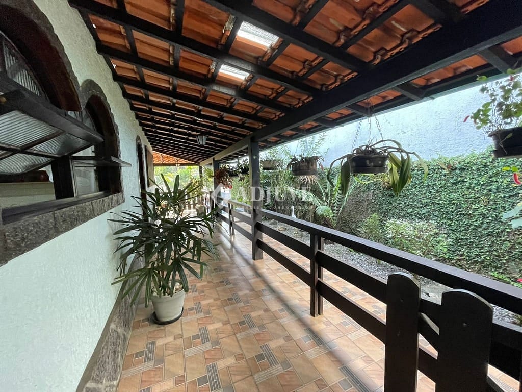 Casa à venda com 2 quartos, 190m² - Foto 1