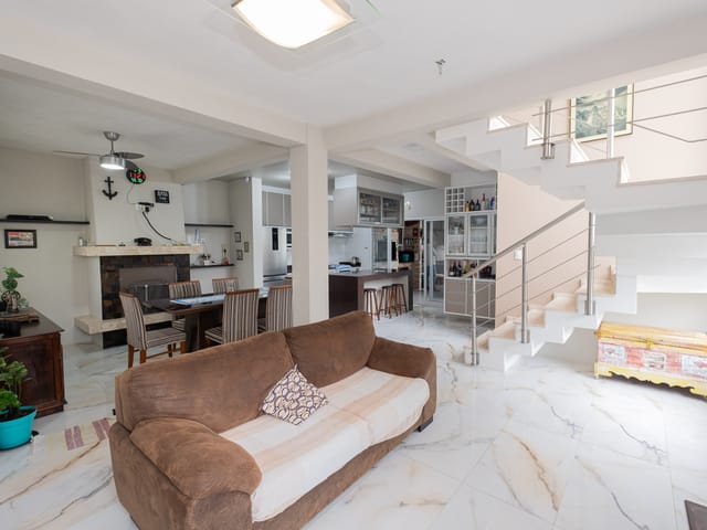 Casa com 300m² 3 quartos e 3 banheiros, à venda, no bairro Laranjal em Pelotas