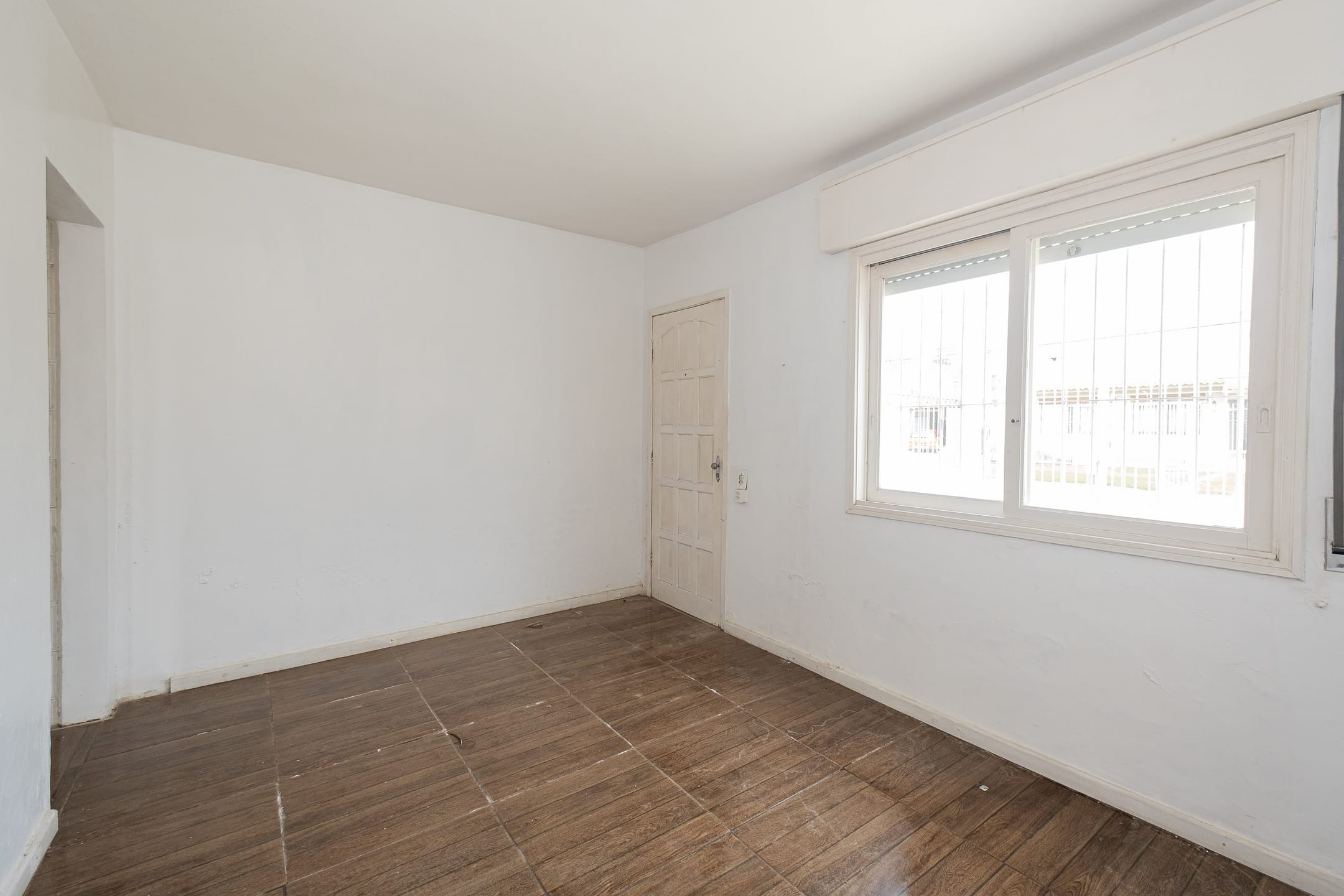 Casa disponível para venda no Areal, Pelotas - com 210 m², 3 salas amplas, garagem e portão eletrônico.