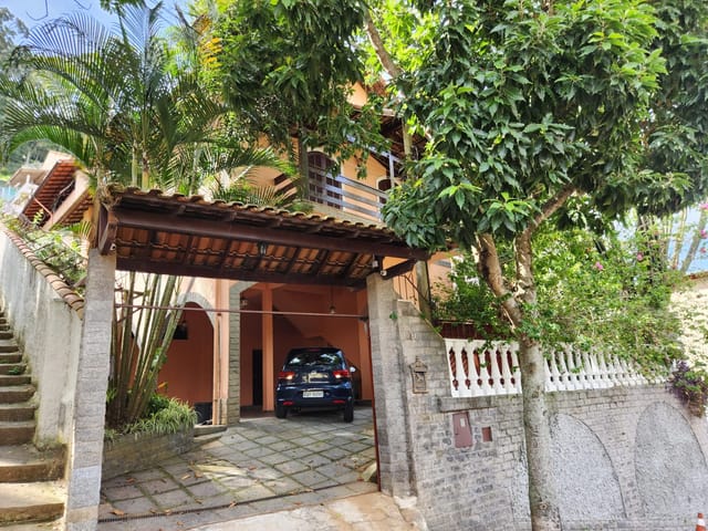 Casa com 360m² 3 quartos e 1 banheiro, à venda, no bairro Cascatinha em Petrópolis