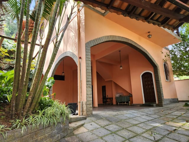 Casa com 360m² 3 quartos e 1 banheiro, à venda, no bairro Cascatinha em Petrópolis