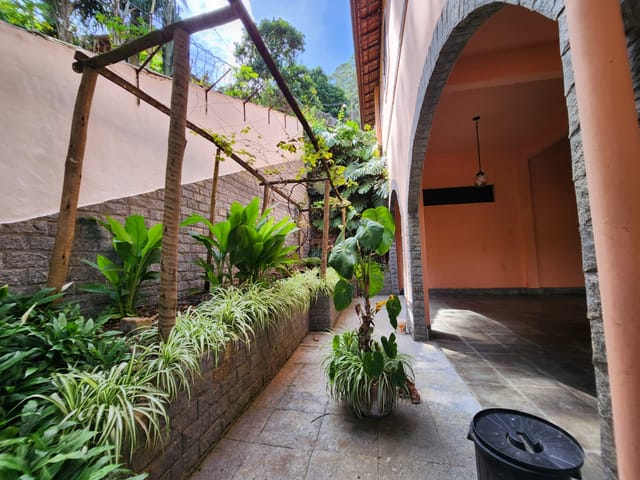 Casa com 360m² 3 quartos e 1 banheiro, à venda, no bairro Cascatinha em Petrópolis