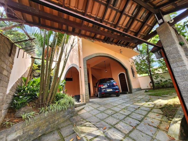 Casa com 360m² 3 quartos e 1 banheiro, à venda, no bairro Cascatinha em Petrópolis