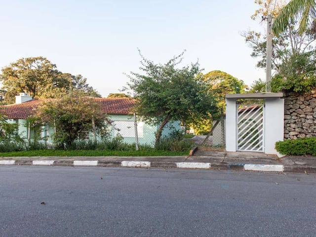 Casa com 1548m² 2 quartos e 3 banheiros, à venda, no bairro Vila Santo Antônio em Cotia