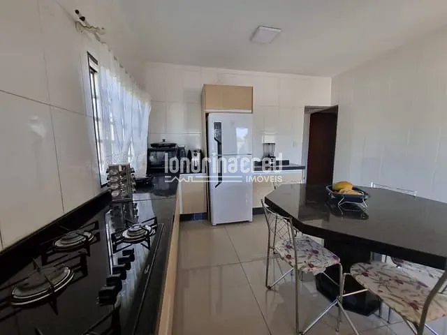 Casa com 308m² 2 quartos e 3 banheiros, à venda, no bairro Vila Santa Terezinha em Londrina
