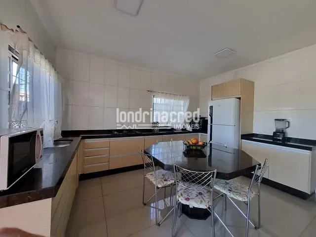 Casa com 308m² 2 quartos e 3 banheiros, à venda, no bairro Vila Santa Terezinha em Londrina