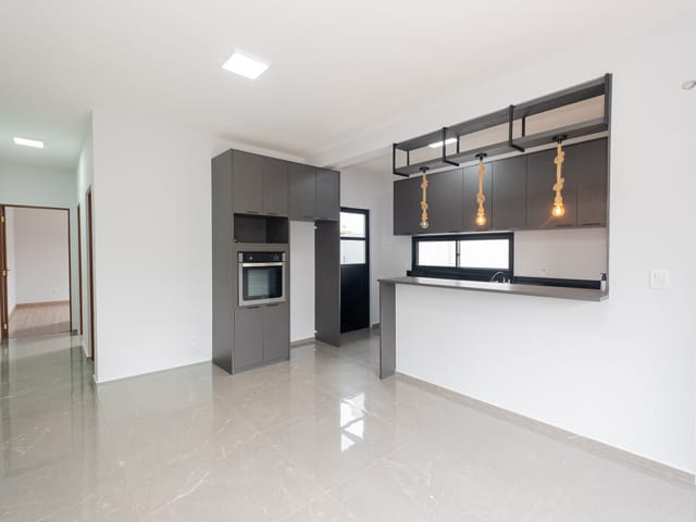 Foto do Casa - Casa semimobiliada à venda no Areal, Pelotas - com 75 m², 2 quartos, móveis planejados, lareira e portão eletrônico. | UP Imóveis