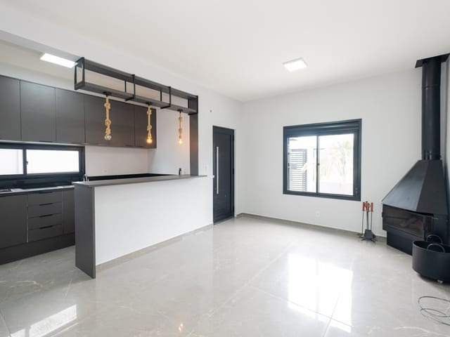 Foto do Casa - Casa semimobiliada à venda no Areal, Pelotas - com 75 m², 2 quartos, móveis planejados, lareira e portão eletrônico. | UP Imóveis