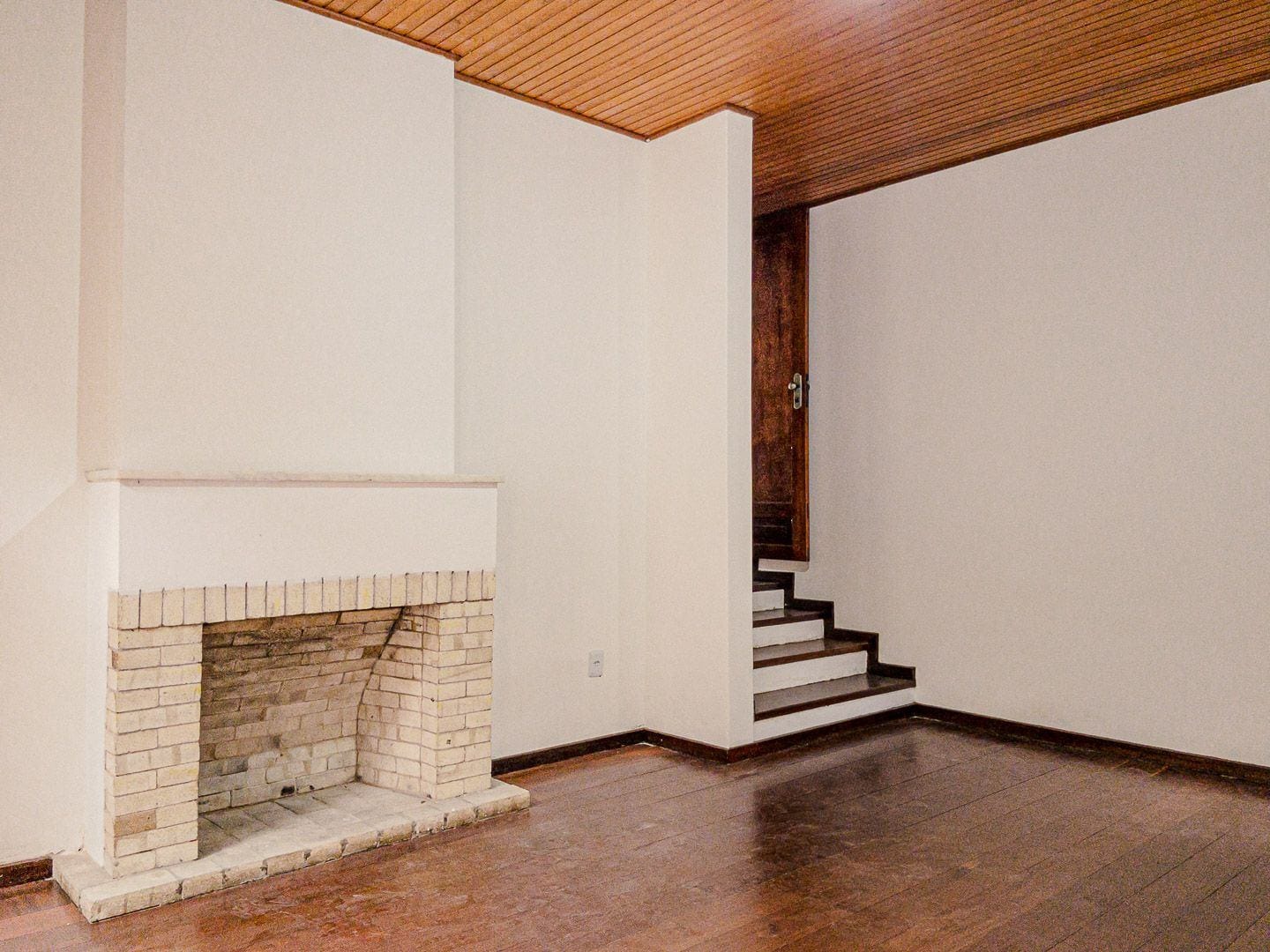 Casa à venda no centro de Pelotas - 430 m², 3 salas amplas, sacada e área gourmet com uma adega, piscina e churrasqueira.