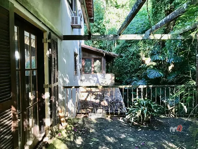 Casa com 1788m² 5 quartos e 2 banheiros, à venda, no bairro Castelanea em Petrópolis