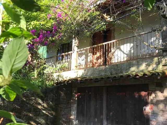 Casa com 1788m² 5 quartos e 2 banheiros, à venda, no bairro Castelanea em Petrópolis