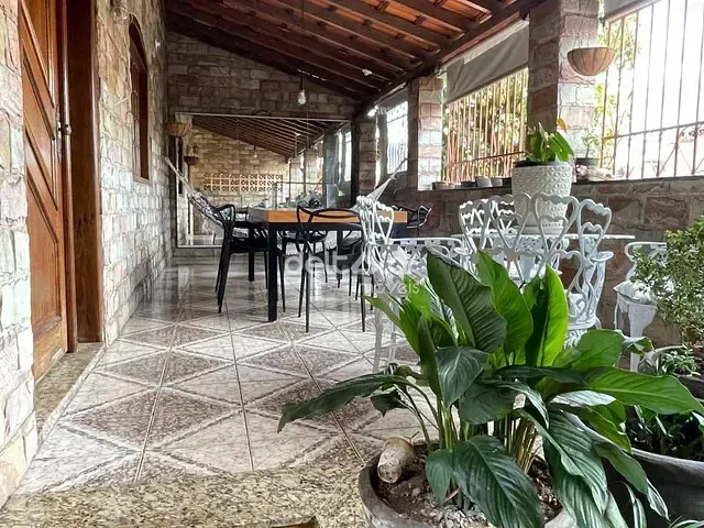Casa com 210m² 5 quartos e 4 banheiros, para alugar, no bairro Minascaixa em Belo Horizonte