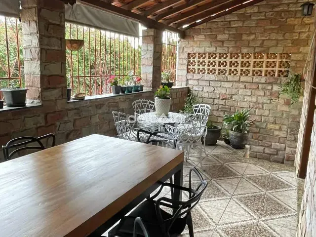 Casa com 210m² 5 quartos e 4 banheiros, para alugar, no bairro Minascaixa em Belo Horizonte