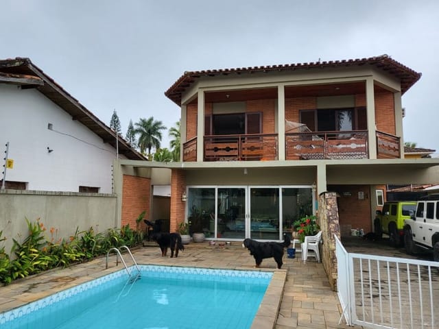 Casa com 420m² 3 quartos e 1 banheiro, à venda, no bairro Jardim Virginia em Guarujá