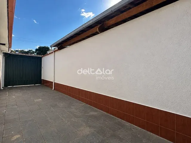 Casa com 110m² 3 quartos e 1 banheiro, para alugar, no bairro Planalto em Belo Horizonte