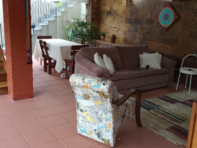 Casa com 320m² 3 quartos e 1 banheiro, à venda, no bairro Quarteirão Brasileiro em Petrópolis