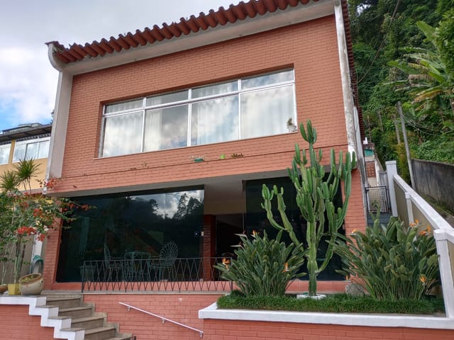 Casa com 320m² 3 quartos e 1 banheiro, à venda, no bairro Quarteirão Brasileiro em Petrópolis