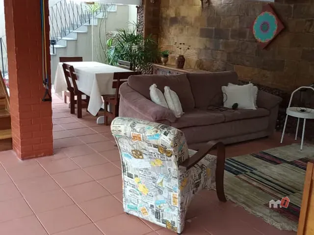 Casa com 320m² 3 quartos e 1 banheiro, à venda, no bairro Quarteirão Brasileiro em Petrópolis