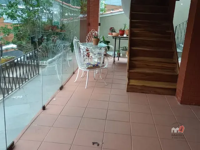 Casa com 320m² 3 quartos e 1 banheiro, à venda, no bairro Quarteirão Brasileiro em Petrópolis