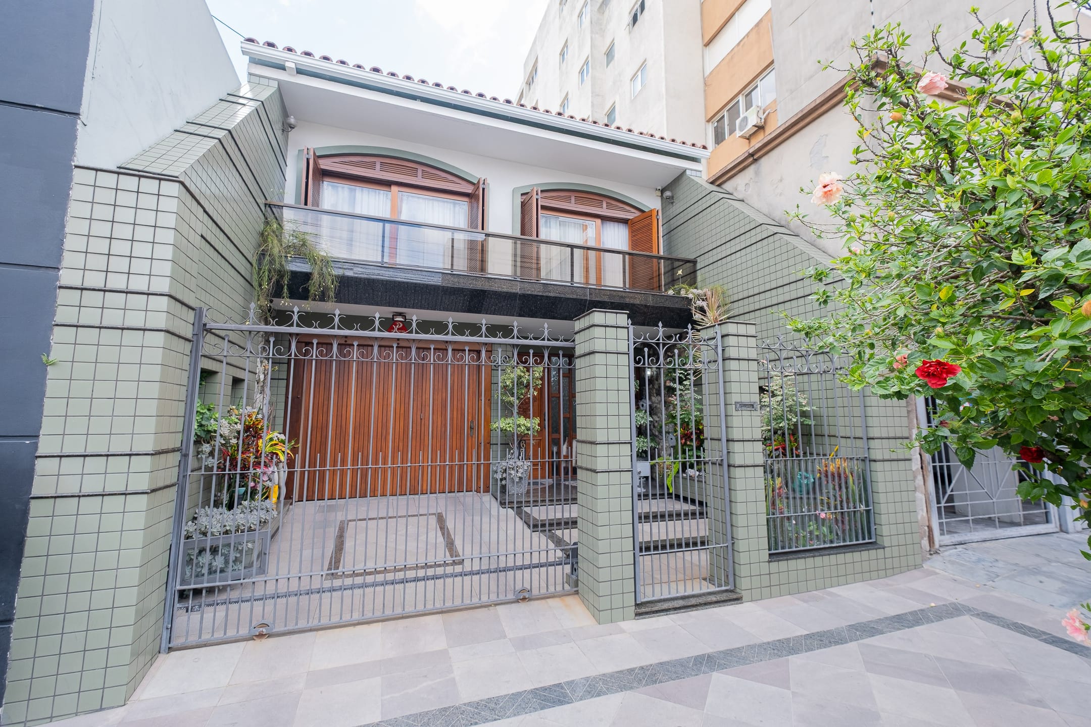 Casa à venda no centro de Pelotas Ideal para clínica ou coworking - com 249 m², 3 quartos (sendo 1 suíte com closet), 5 banheiros, sacada e churrasqueira.