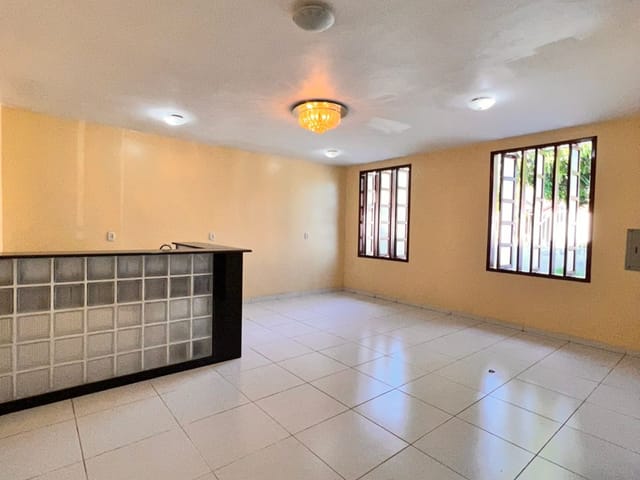 Casa com 420m² 2 quartos e 3 banheiros, à venda, no bairro Flores em Manaus