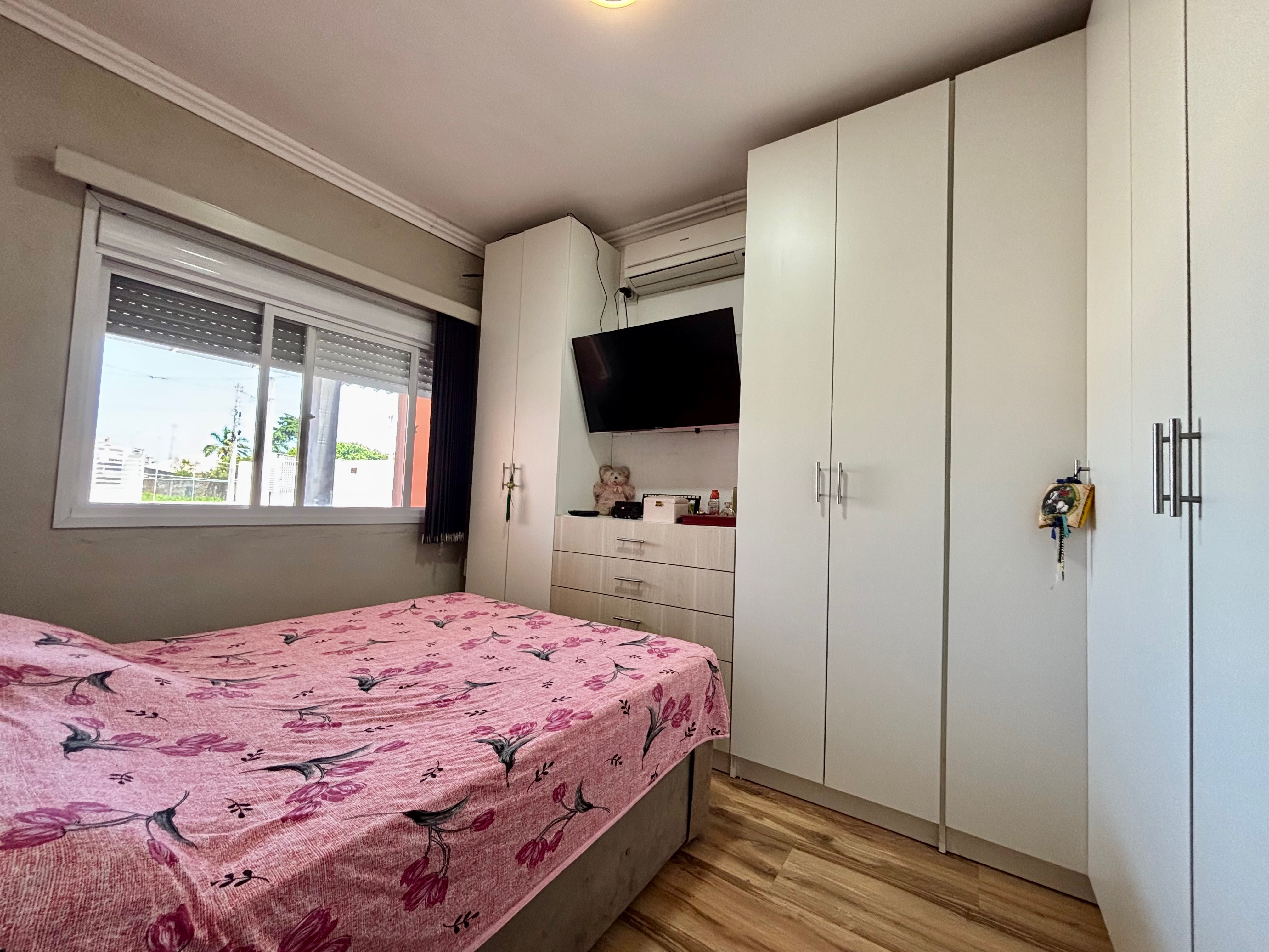 Casa à venda no Fragata, Pelotas - com 148,44 m², 2 quartos (sendo 1 suíte), móveis planejados, lareira e amplo pátio com garagem. - 11