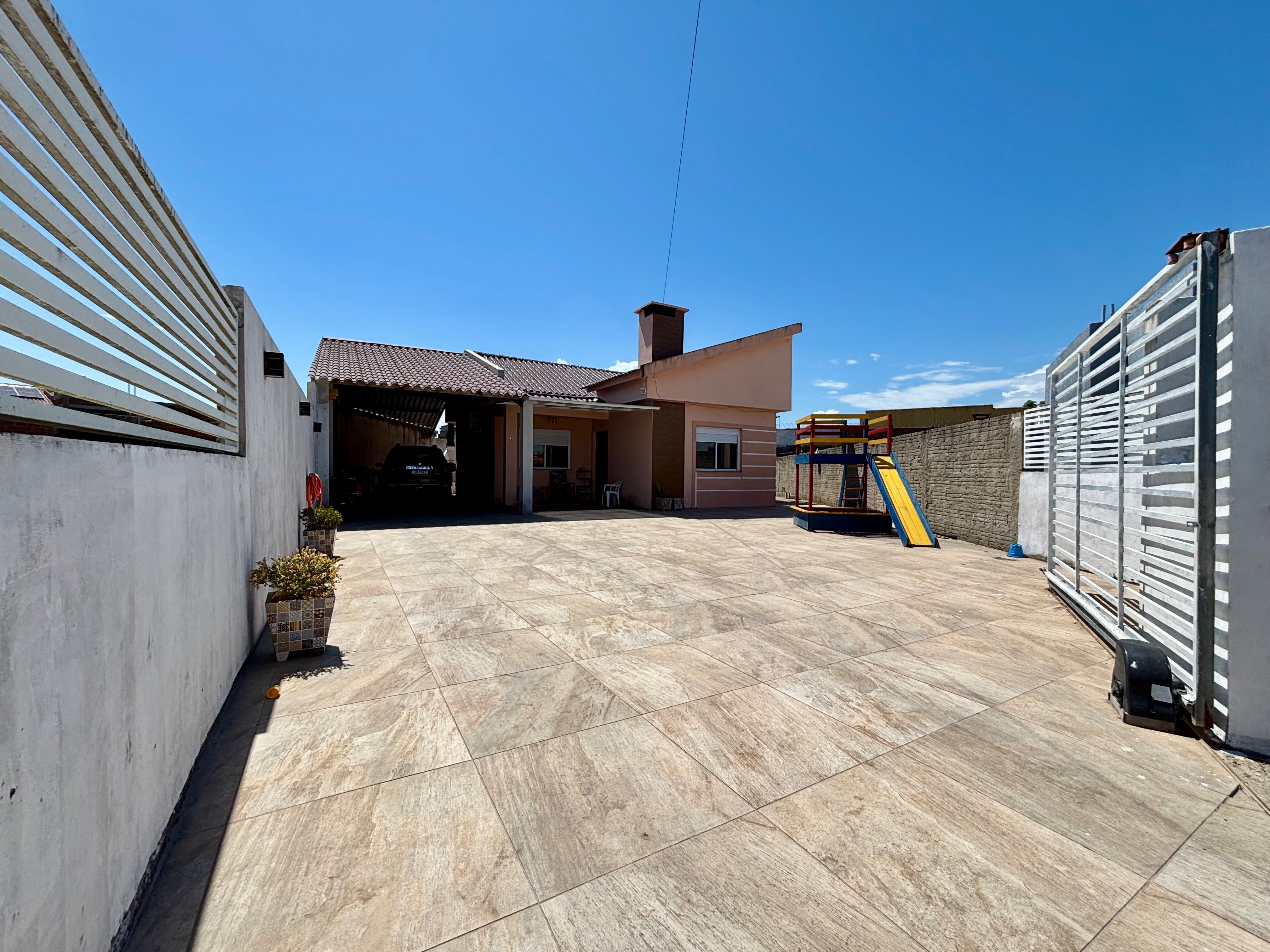 Casa à venda no Fragata, Pelotas - com 148,44 m², 2 quartos (sendo 1 suíte), móveis planejados, lareira e amplo pátio com garagem. - 15
