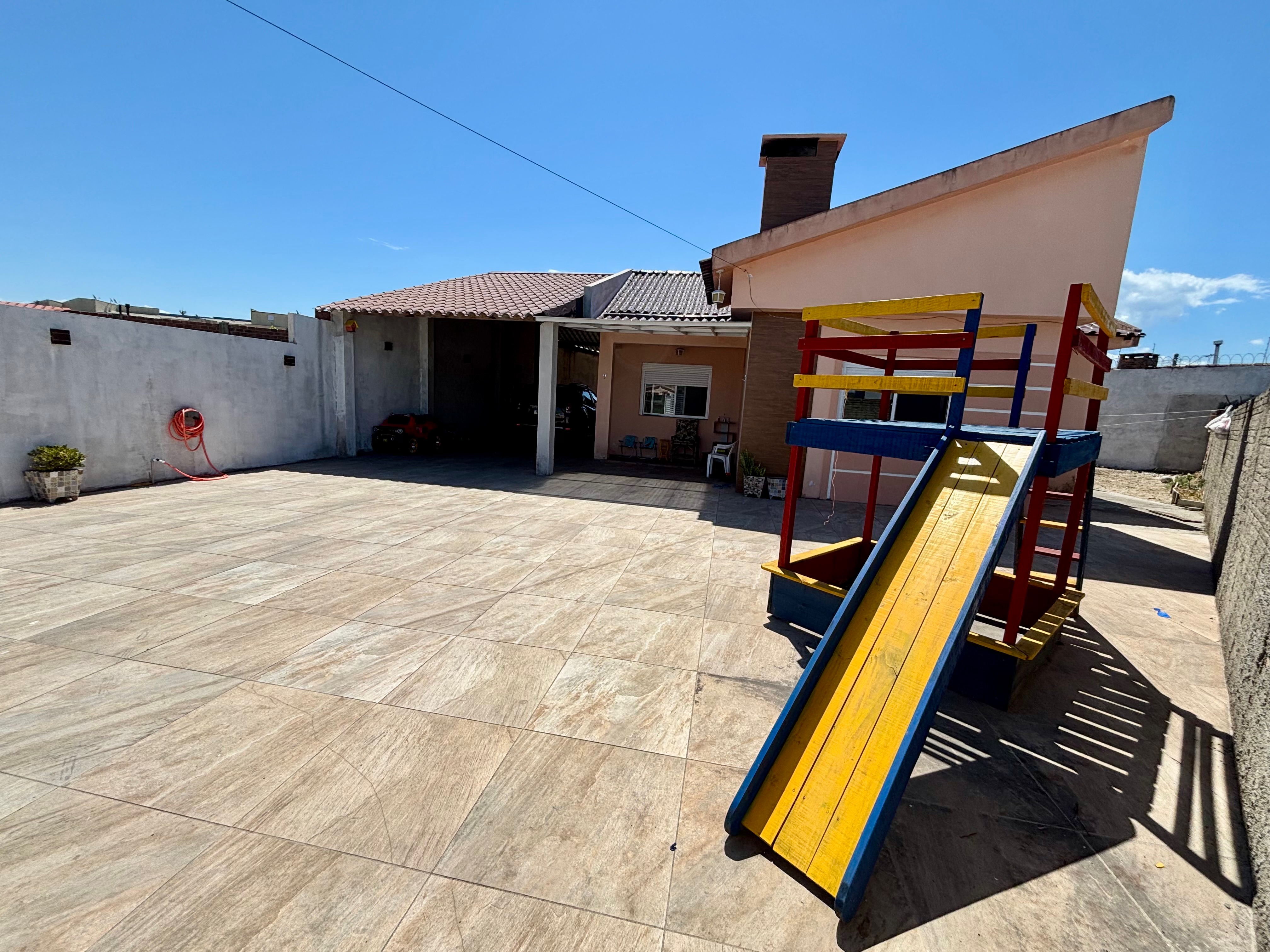 Casa à venda no Fragata, Pelotas - com 148,44 m², 2 quartos (sendo 1 suíte), móveis planejados, lareira e amplo pátio com garagem. - 14