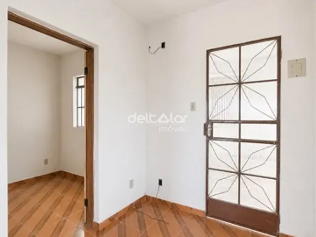 Casa com 65m² 3 quartos e 1 banheiro, para alugar, no bairro Camargos em Belo Horizonte