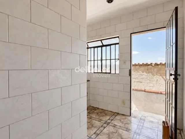 Casa com 65m² 3 quartos e 1 banheiro, para alugar, no bairro Camargos em Belo Horizonte