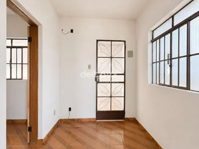 Casa com 55m² 2 quartos e 1 banheiro, para alugar, no bairro Camargos em Belo Horizonte