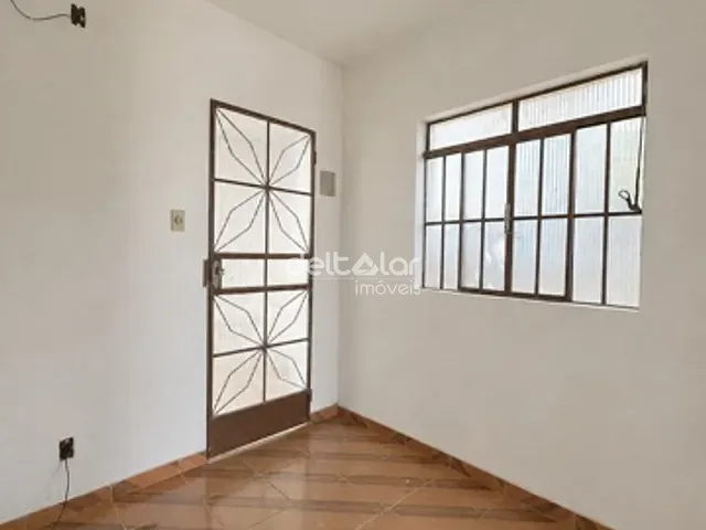 Casa com 55m² 2 quartos e 1 banheiro, para alugar, no bairro Camargos em Belo Horizonte