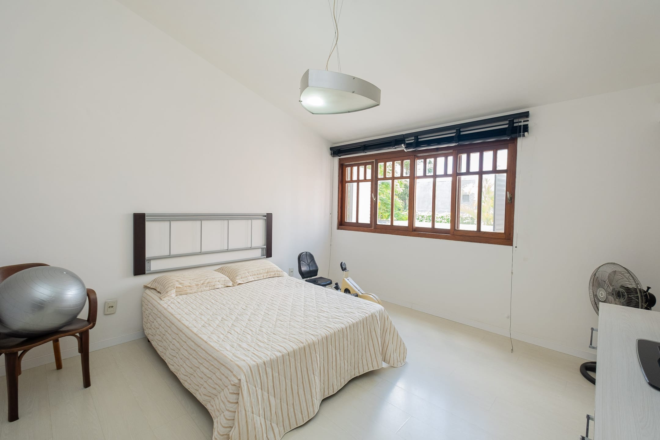 Casa mobiliada à venda no Areal, Pelotas - com 500 m², 5 quartos (sendo 2 suítes), elevador e área gourmet com pátio e piscina. - 14