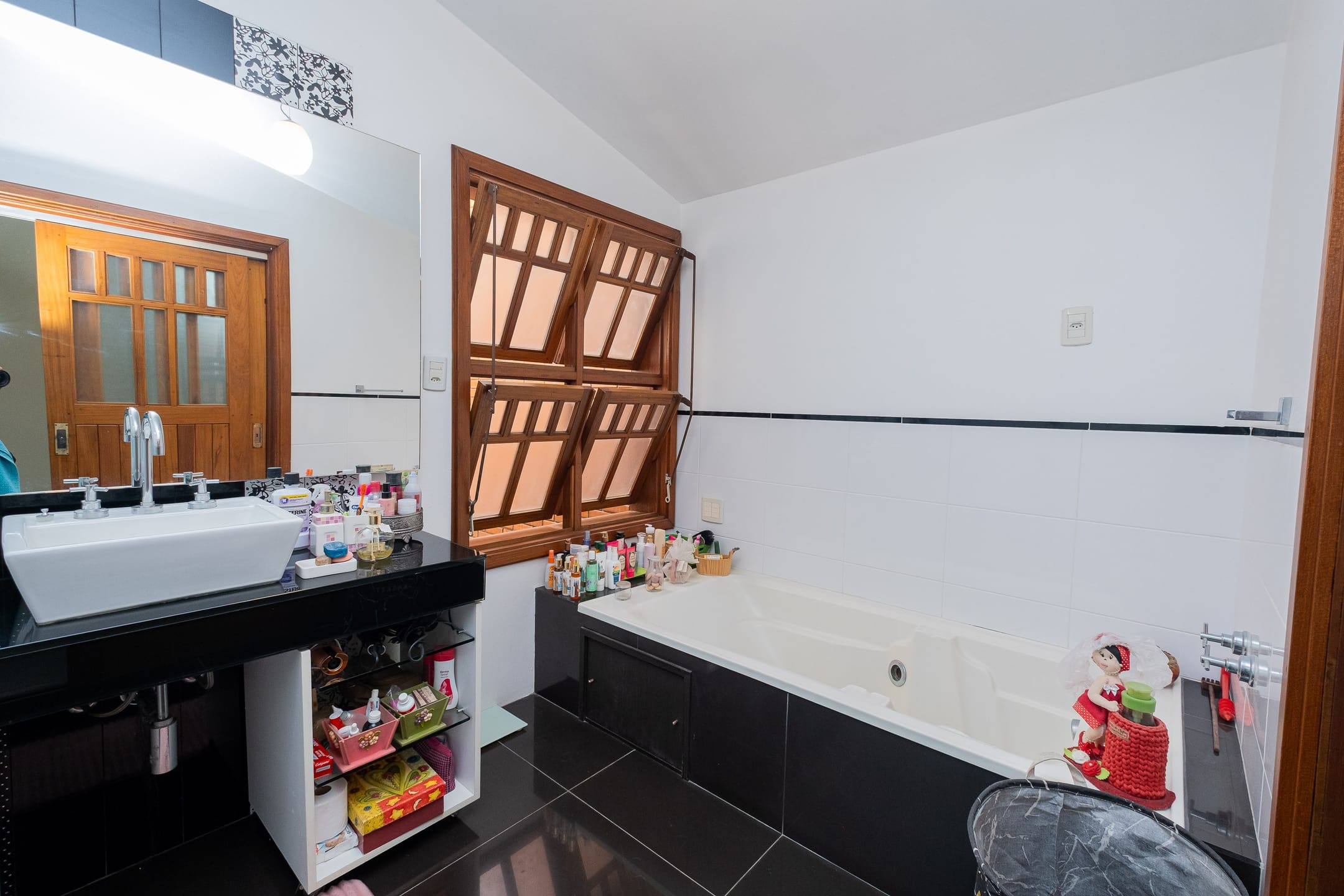 Casa mobiliada à venda no Areal, Pelotas - com 500 m², 5 quartos (sendo 2 suítes), elevador e área gourmet com pátio e piscina. - 26