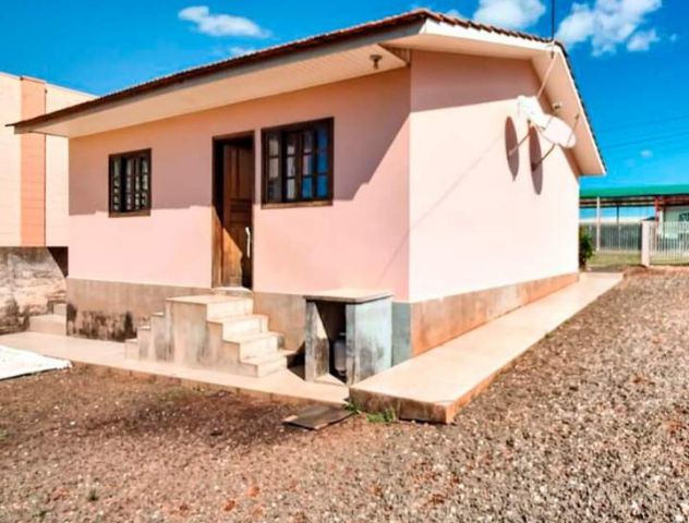 Casa de Alvenaria à Venda com 2 Quartos e Amplo Terreno