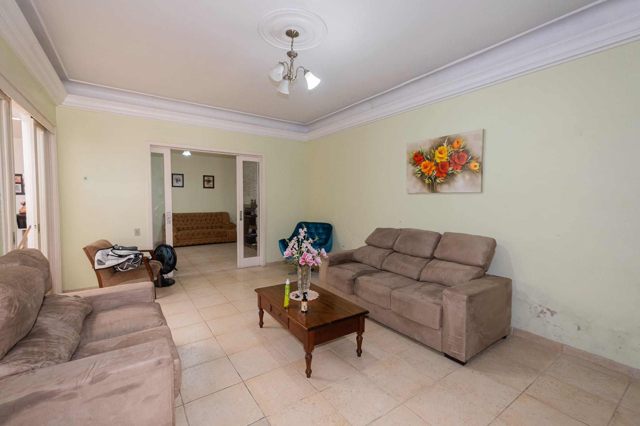 Casa à venda no centro de Pelotas - com 297 m², 3 quartos, salas amplas, lareira, churrasqueira e garagem.