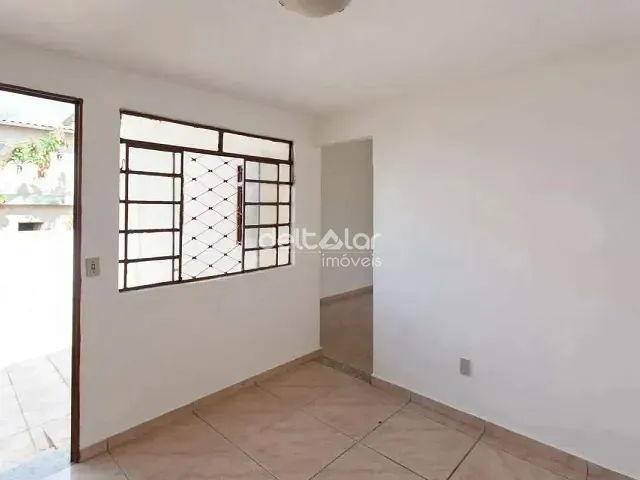 Casa com 80m² 2 quartos e 1 banheiro, para alugar, no bairro Glória em Belo Horizonte